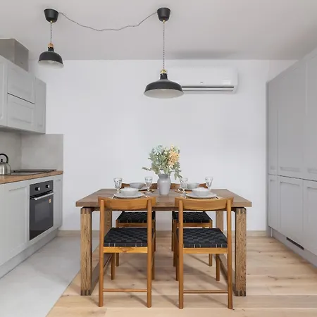Adorable In The Centre Of By Renters شقة *