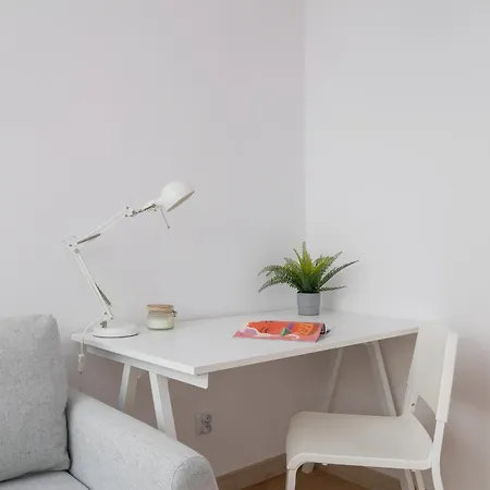 Adorable In The Centre Of By Renters شقة