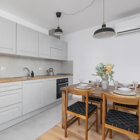 Adorable In The Centre Of By Renters *